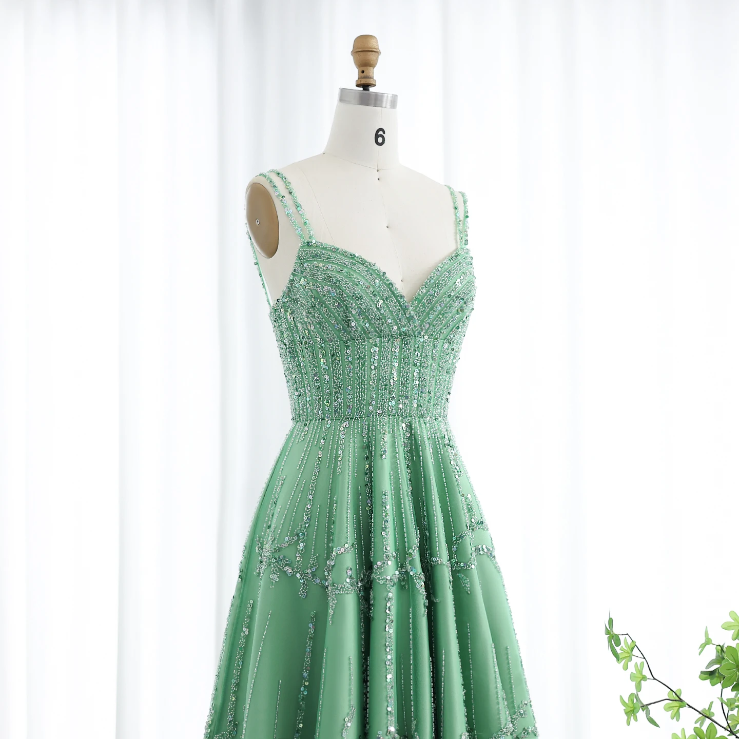 Sharon Said Luxuriöses, perlenbesetztes, grünes, elegantes Abendkleid im Spaghetti-Stil für die Hochzeitsfeier der Frauen in Dubai 2026, SS225, maßgeschneidert. – Detail 14