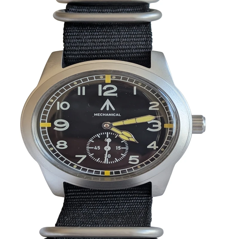 

Механические часы Toujours с ручным заводом, модель Dirty Dozen. Пескоструйная обработка нержавеющей стали, 39 мм