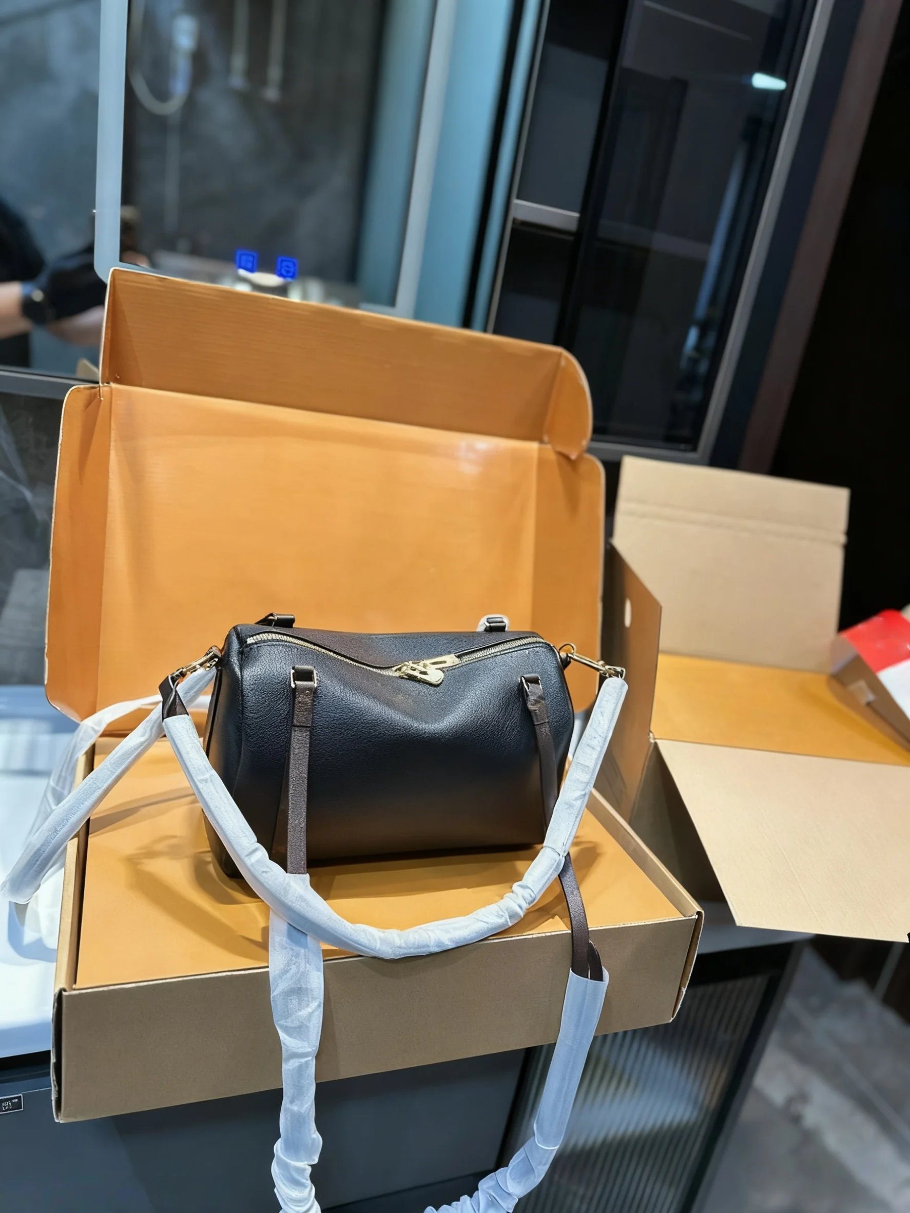 

2025 New SIZE: 25x13x16 CM Fashionable Versatile bags leather cherry Portable can be carried on the shoulder no boxes