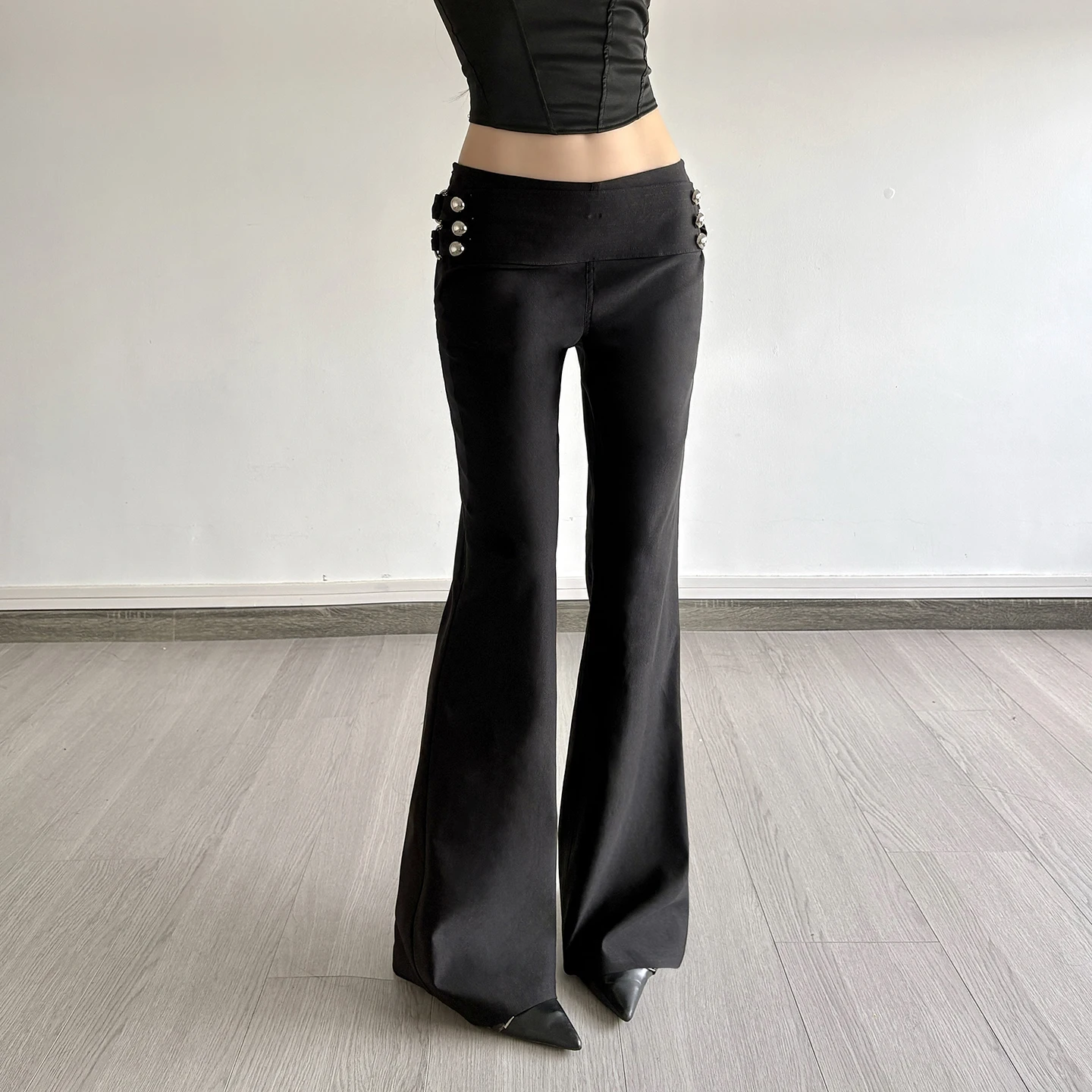 Pantalon évasé noir Y2K pour femme, taille basse, coupe ajustée, détails boutonnés, fermeture éclair latérale, style gothique chic, pantalon cloche, bas décontracté, nouvelle tendance 2026