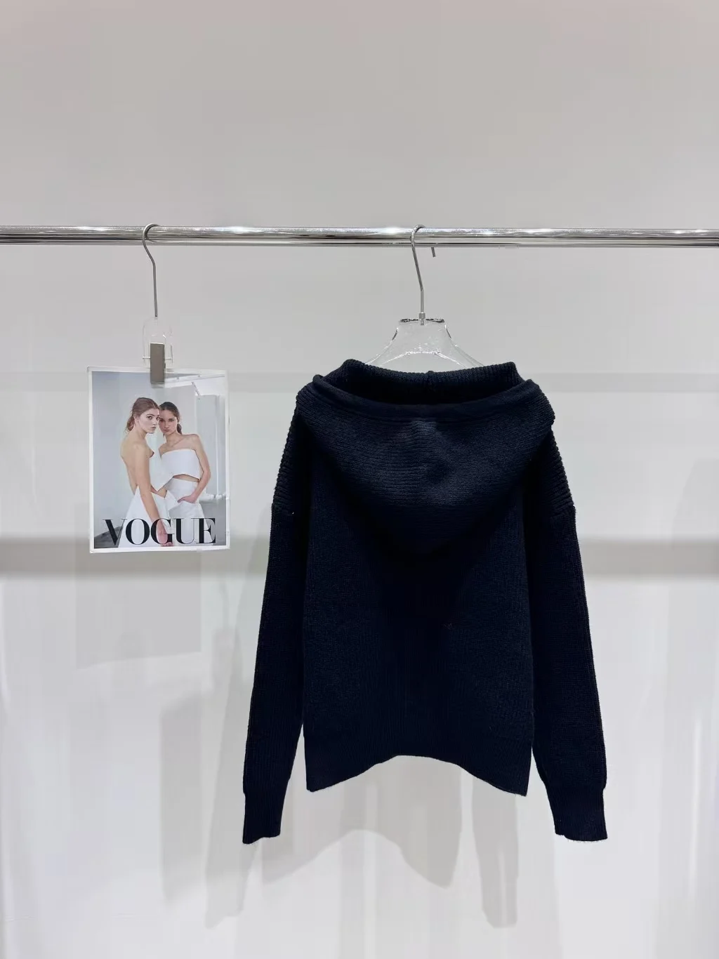 

Зима 2025 г., новая женская модная универсальная толстовка с капюшоном на молнии и карманом на груди с буквенным принтом, вязаный кардиган