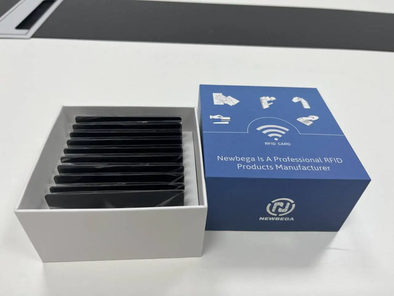 

50 metal cards + 5 gift boxes