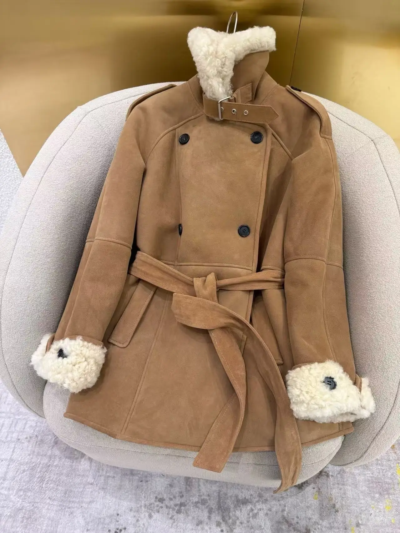 Wintermantel aus Schaffell mit warmem Gürtel für Damen