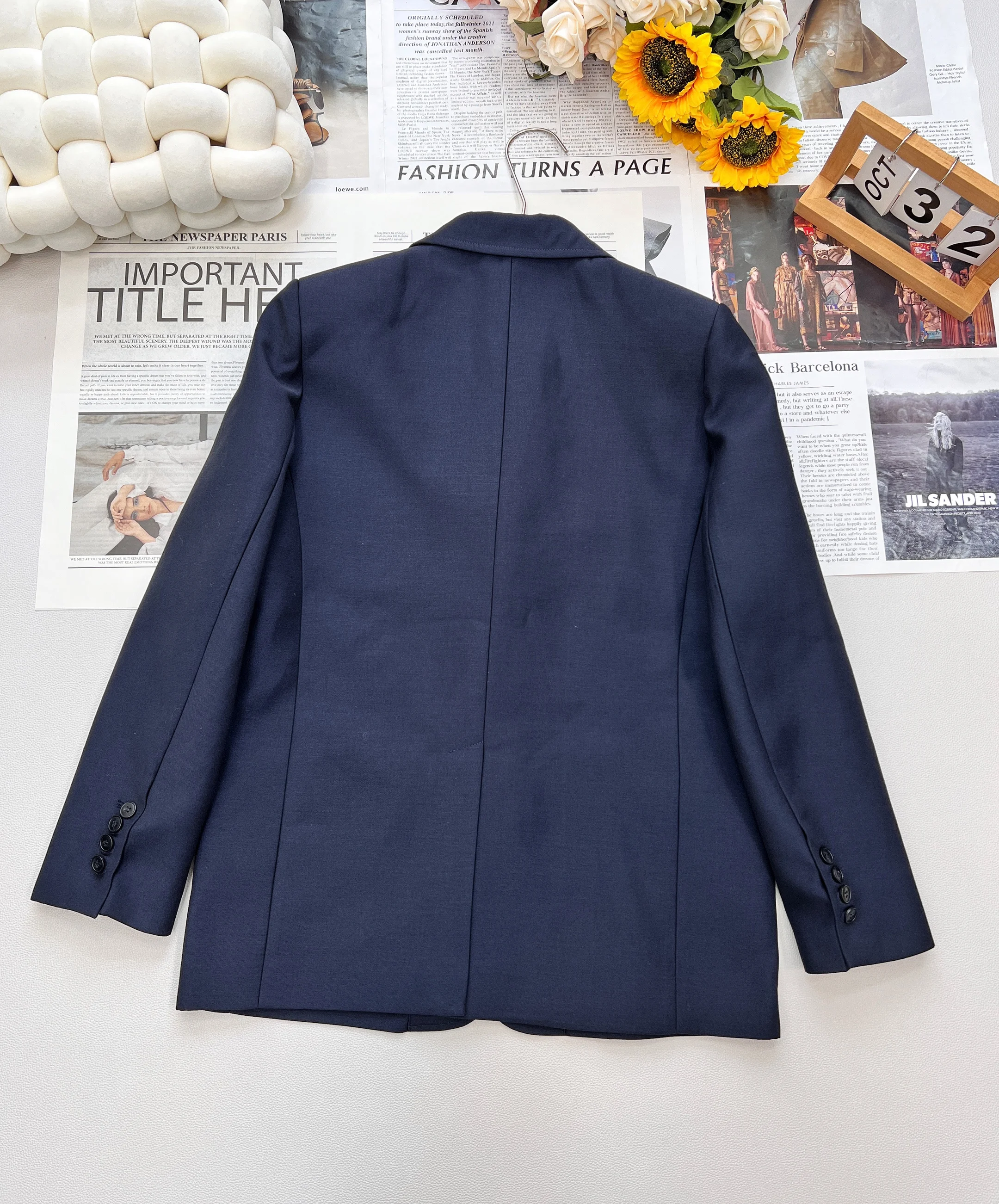 

Новая женская мода, высокое качество, темно-синий фон, длинный пиджак в консервативном стиле