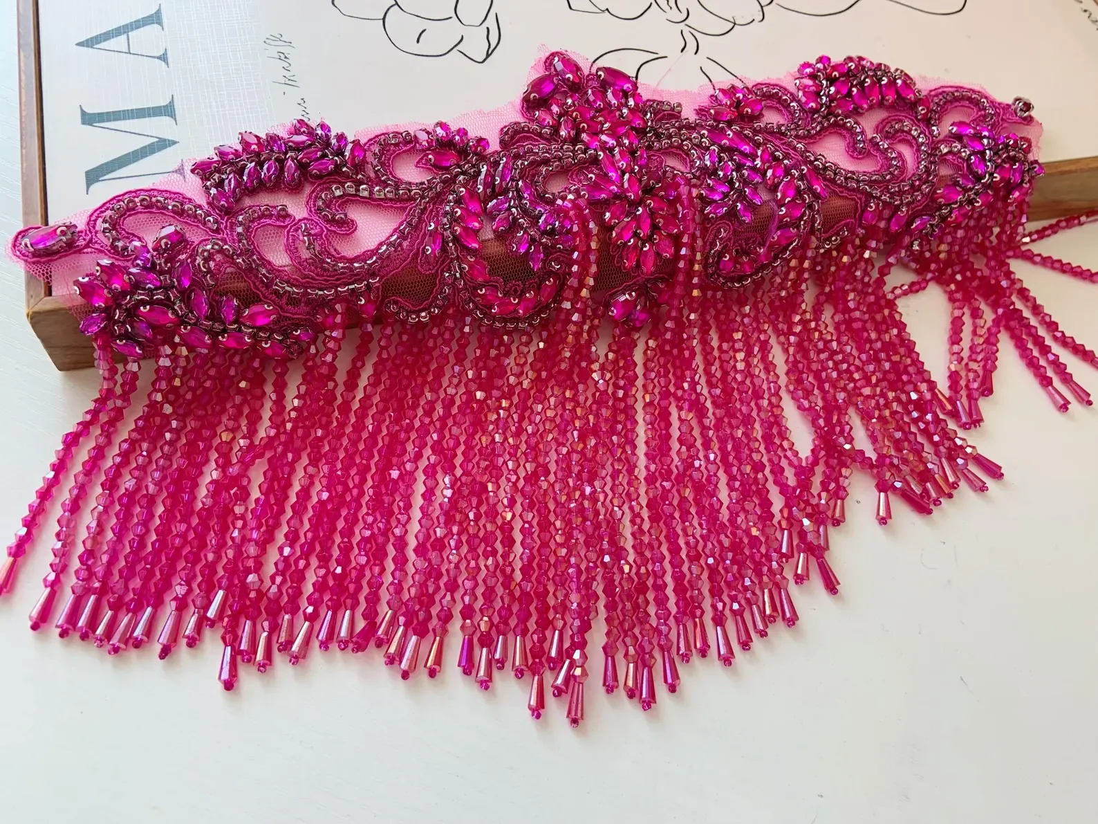 

Нашивка с аппликацией из горного хрусталя фуксии и хрустальной бахромой, ярко-розовые украшения для тела для кутюрных принадлежностей, танцевальной одежды, клубной одежды