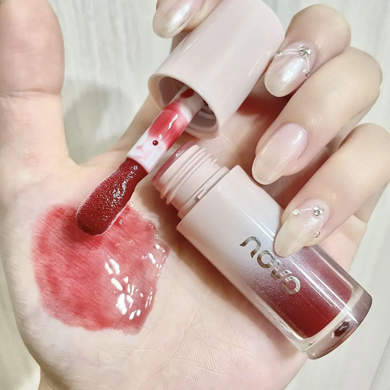 Lip Glaze hydrateert lippen, creëert een spiegelachtige glans, hydrateert en voedt en gaat lang mee zonder plakkerig te zijn.