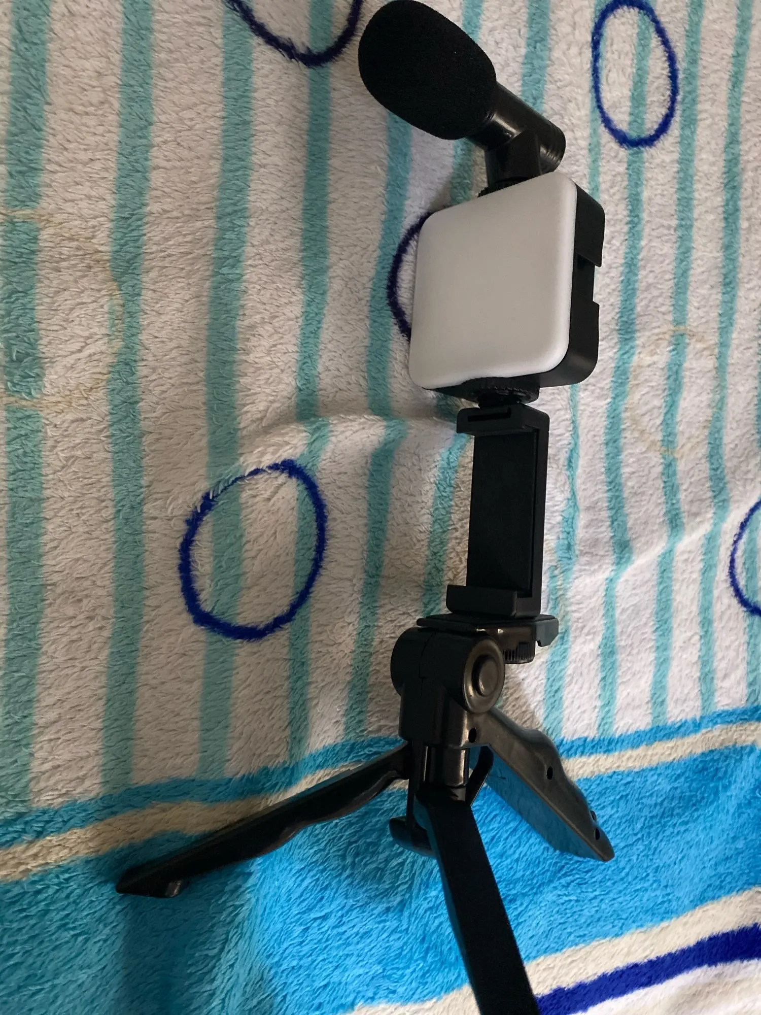 Smartphone Vlogging Kit With Tripod Phone Holder Mini Microphone LED Fill Light Starter For TikTok Live Stream Video YouTube photo review