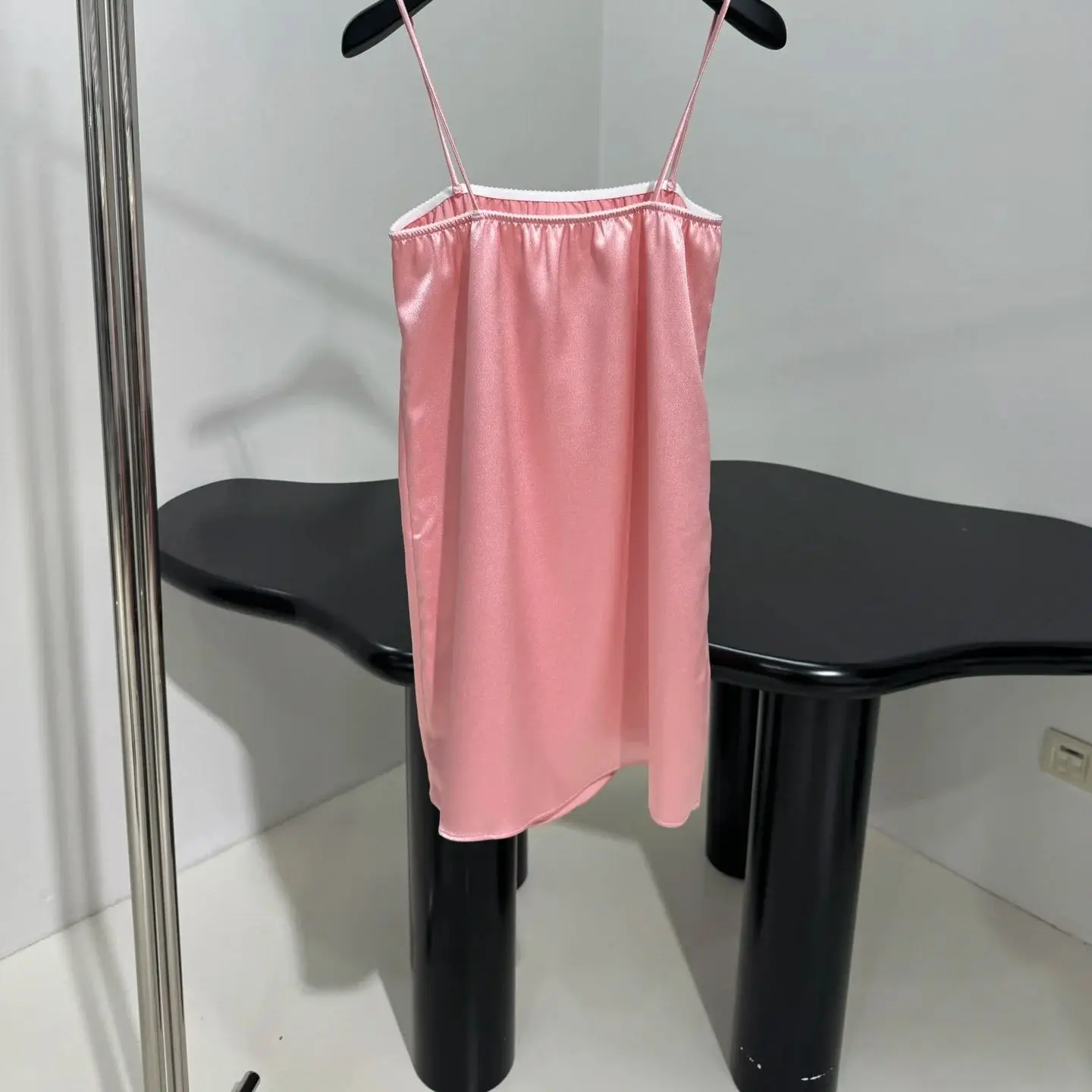 فستان ماكسي أنيق من الساتان الأنيق سهل الارتداء من التسعينيات بطبقة أشرطة نحيفة تحت الحلل أو تألق منفردًا في حفلات غالاس