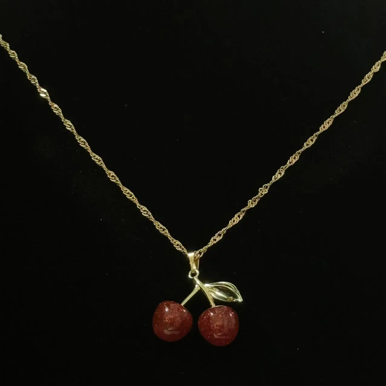 قلادة عصرية على شكل كرز أحمر للنساء سلسلة ذهبية مجوهرات فاكهة إكسسوار للحفلات هدية عيد ميلاد