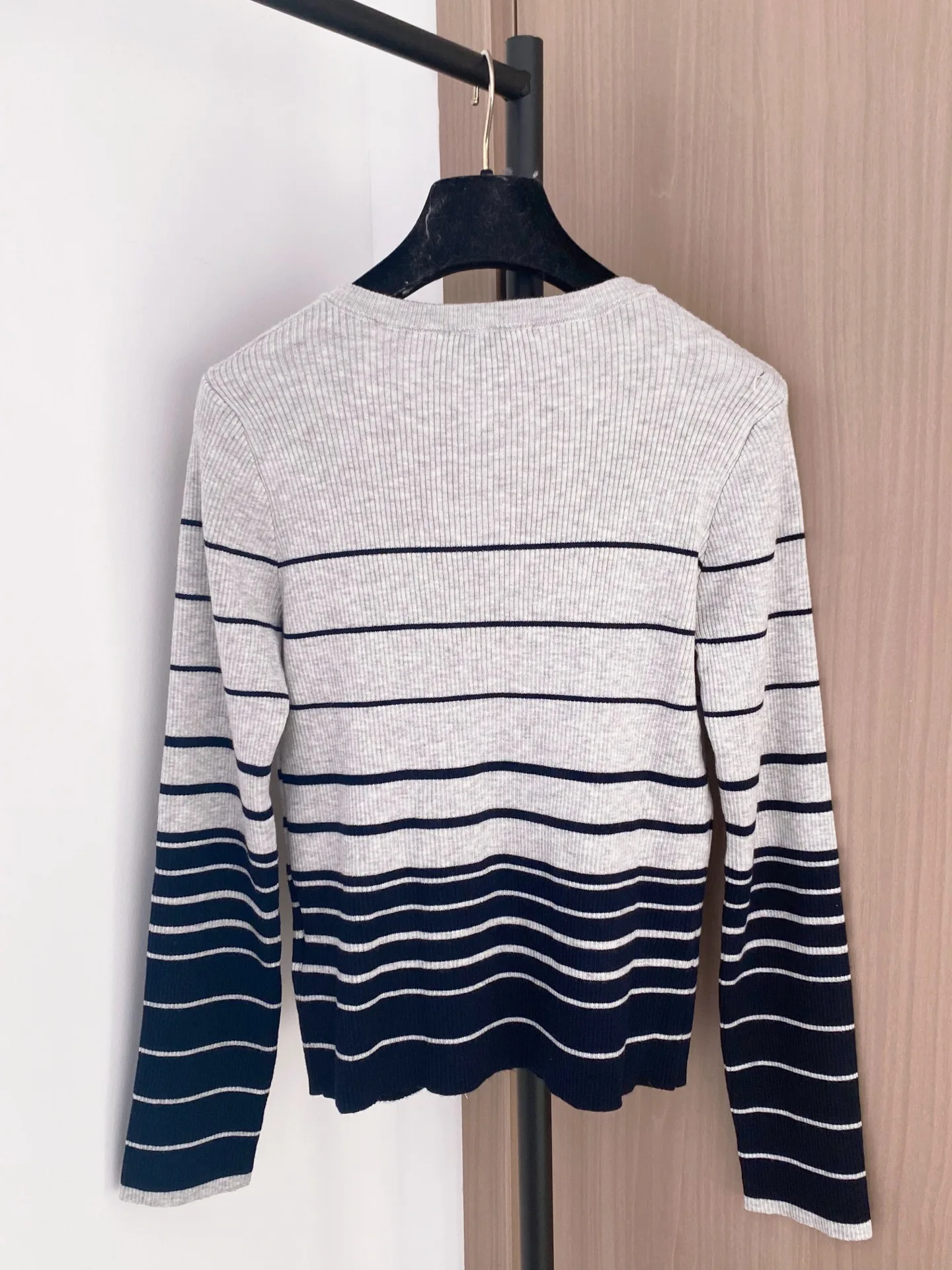

New Color Blocking Striped Round neck Knitted Long Sleeved Cardigan for Autumn and Winter 112