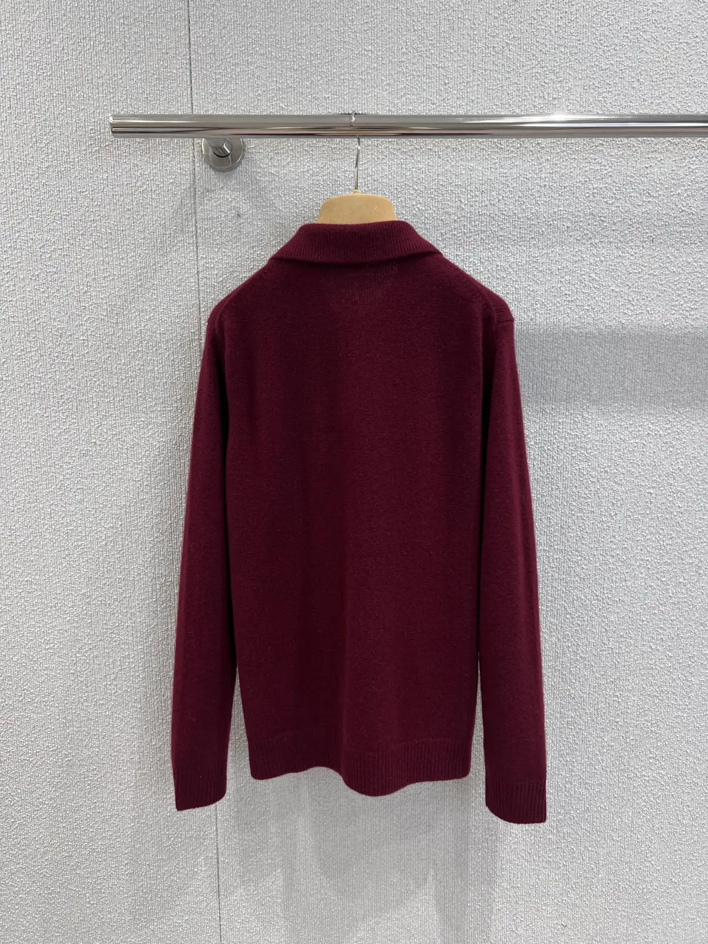 

2025 Бордовый свитер-поло из мериносовой шерсти с длинными рукавами, вязаный топ, курортный, повседневный, мягкий на ощупь, роскошный, минималистичный