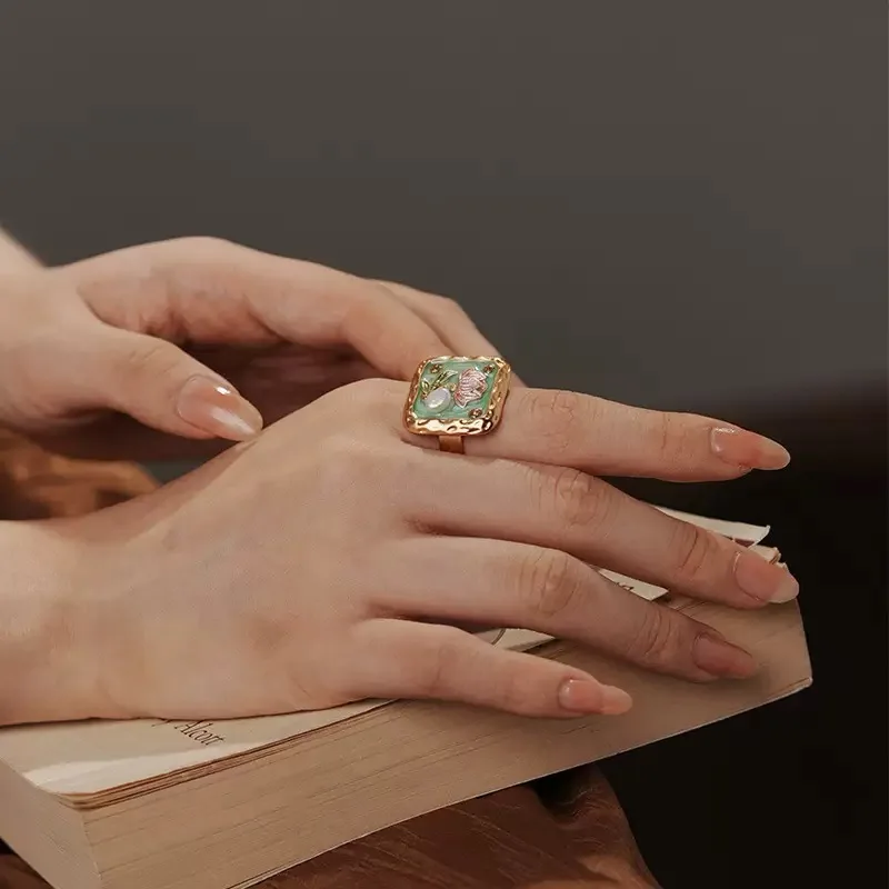 Anello di perle quadrate con fiore rosa smaltato dipinto a mano chic per le donne, regalo di gioielli per feste con anello da dito placcato oro 18 carati di nuova moda