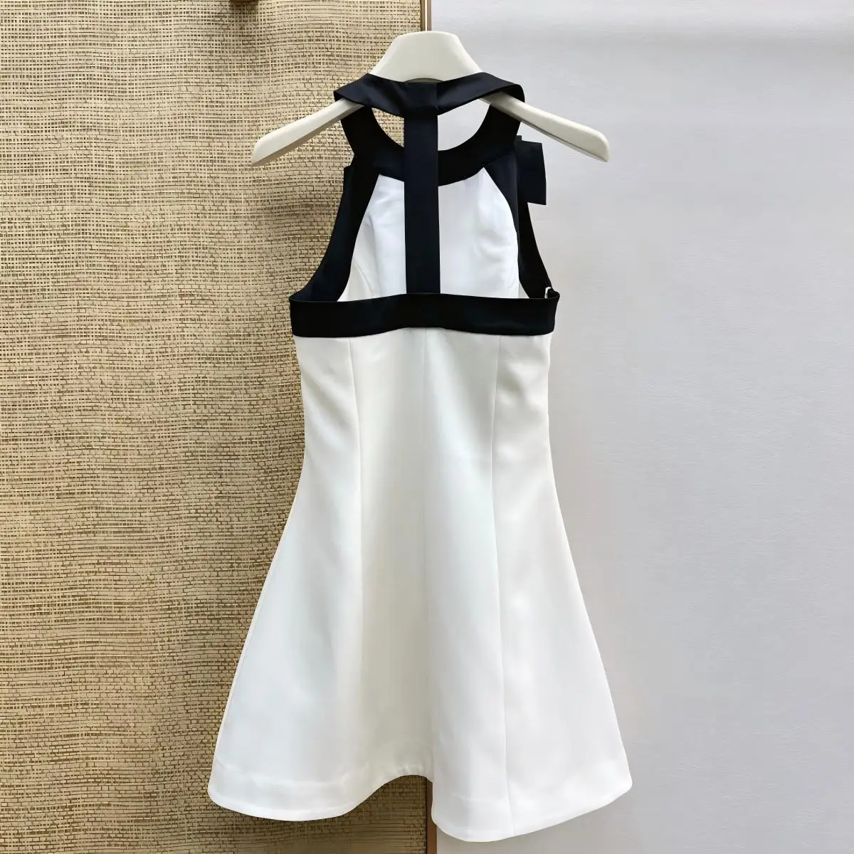2026 high-quality new women's black and white contrasting neck hanging dress--hb724