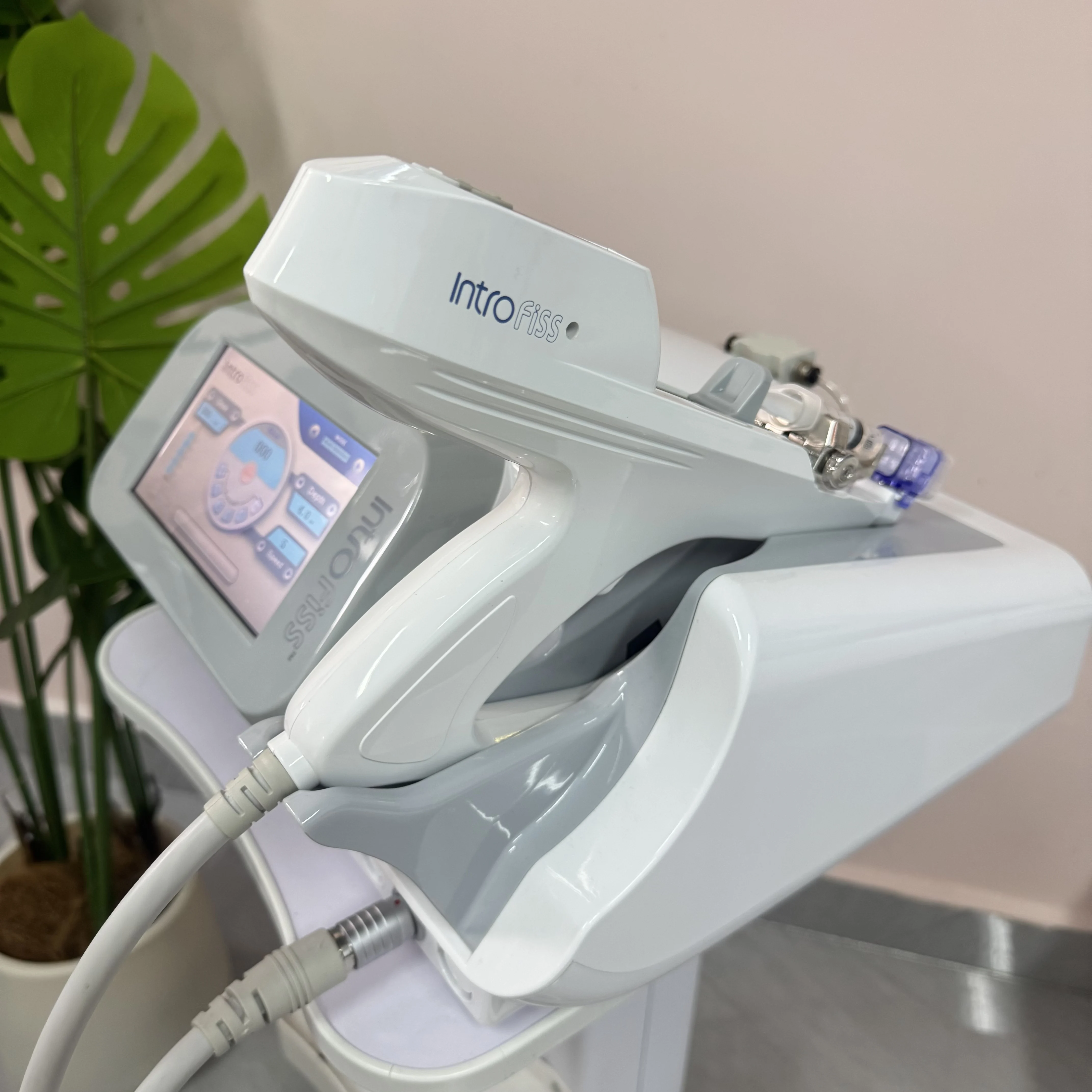 

Новая водная машина для увлажнения, отбеливания, удаления веснушек, RF-лифтинга, фотоомоложения, безболезненной терапии отрицательным давлением