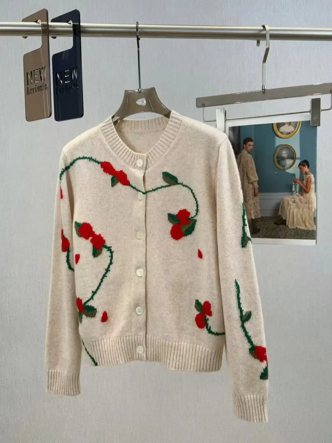 

Elegant cashmere-wool women's floral round-neck cardigan