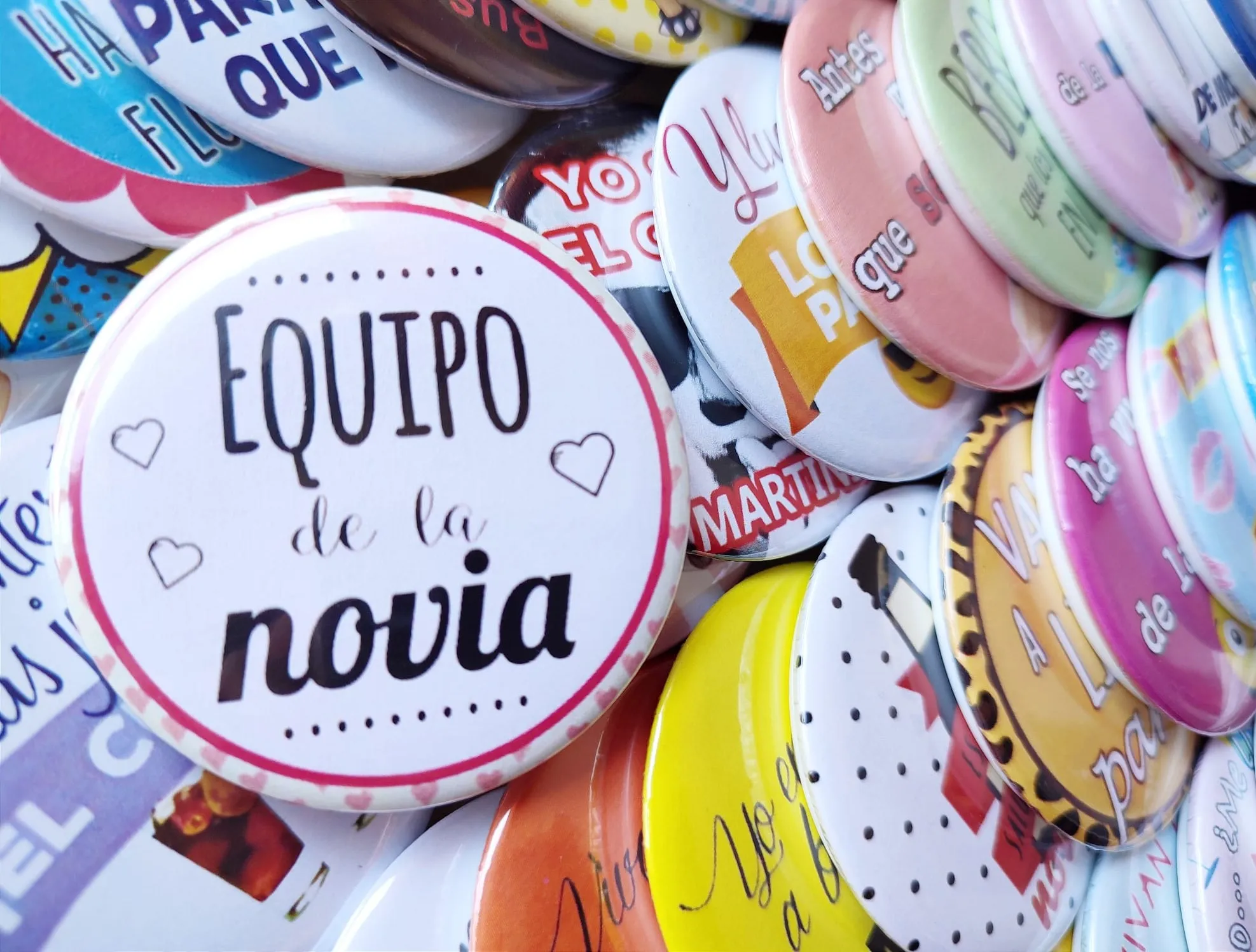 Chapas Boda Divertidas lote 100uds 59 mm Personalizadas NOMBRE & FECHA recuerdos de bodas, regalos de boda Para invitados, despedida de soltera, invitados, decoración de bodas comunión bautizo Detalles navidad, Wedding