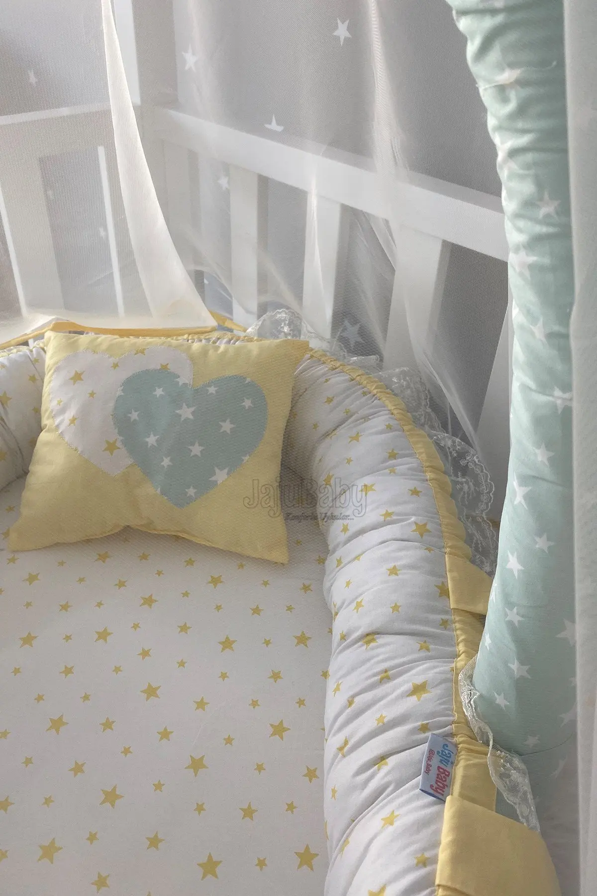 Handmade Green Star Mosquito Net and Luxury Design Babynest with Toy Hanger