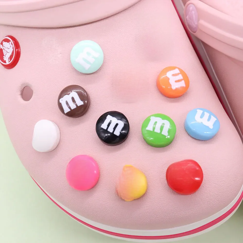 Boucle de chaussure en résine colorée, 12 pièces/ensemble MM, haricots de chocolat, adaptées aux bracelets, breloques, décorations, trou, chaussures pour enfants, ornements