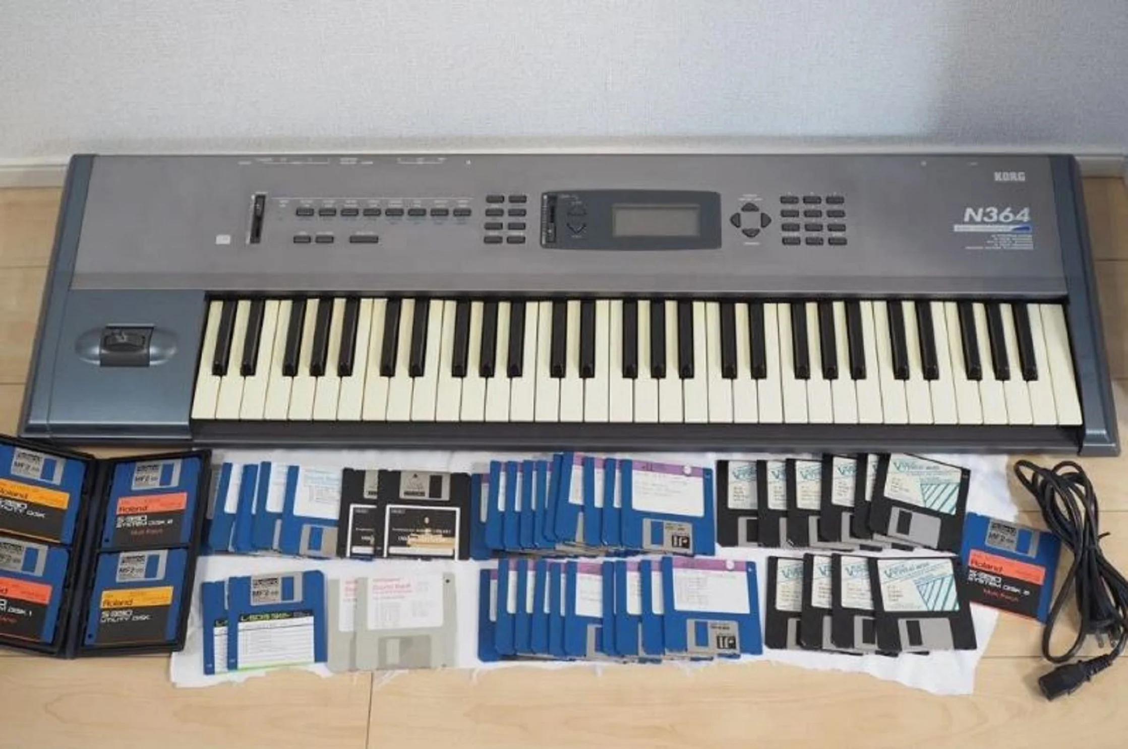 

Аутентичный Korrgentes N364 61-клавишный синтезатор для клавиатуры Музыкальный инструмент 61-клавишная клавиатура