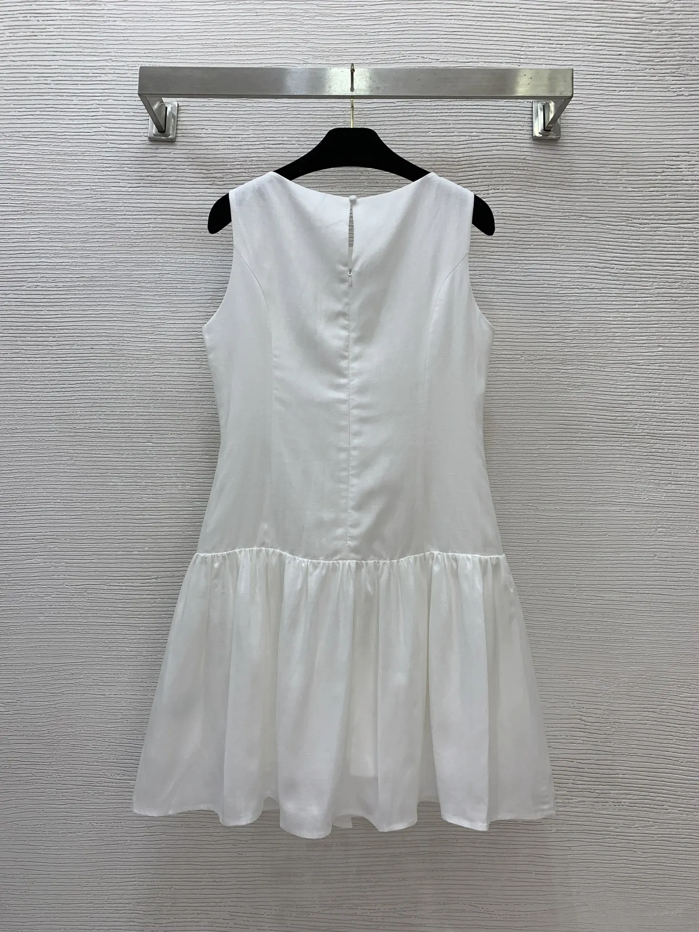 

2025 summer new French temperament single-breasted white sleeveless dress female fashion short skirt female trend