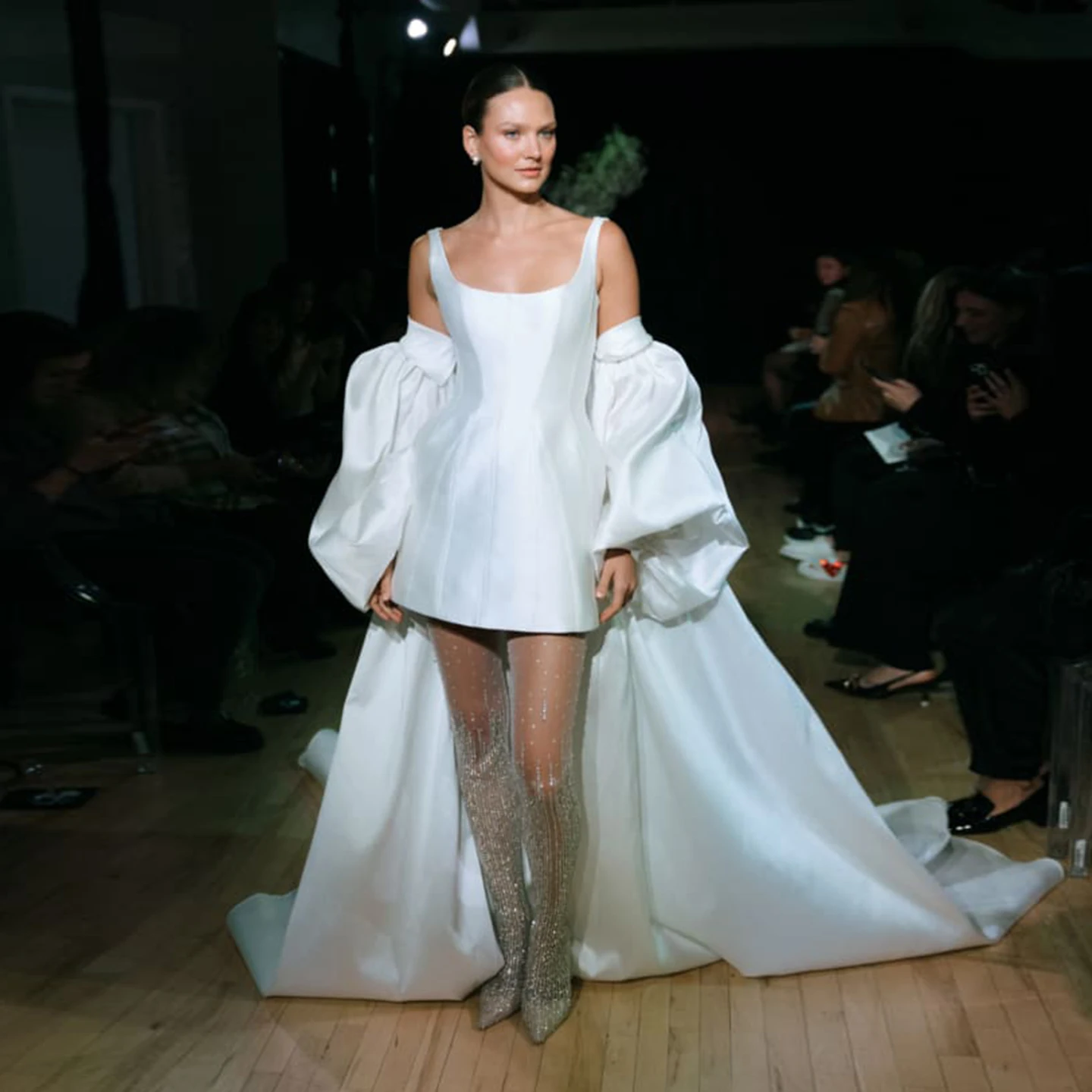 Sharon Said Abito da sposa in raso bianco sporco con colletto quadrato semplice 2025 con maniche a mantella staccabili Abiti da sposa SW320 personalizzati