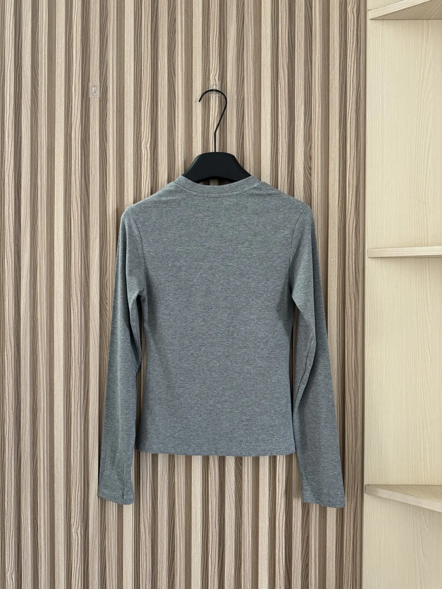 

Женская новая стильная эластичная футболка с длинным рукавом и вышивкой в рубчик с золотой нитью и вышивкой букв