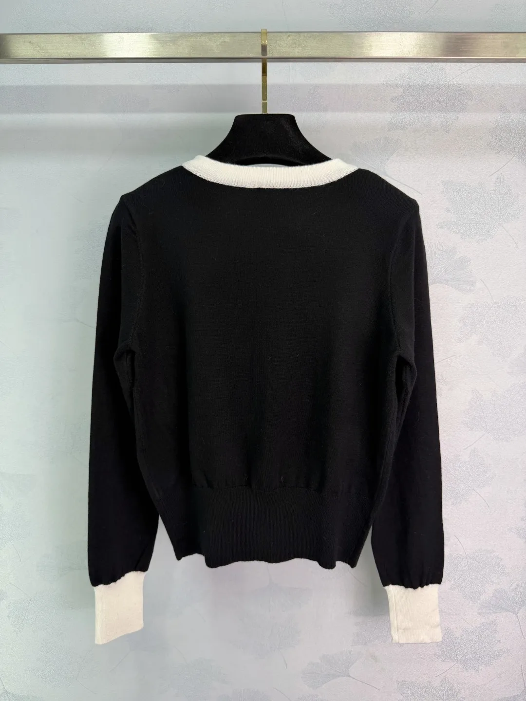 

Women's Autumn/Winter New Knitted Shirt Black+Milk White Embroidered Sweet and Elegant Short Waist Top