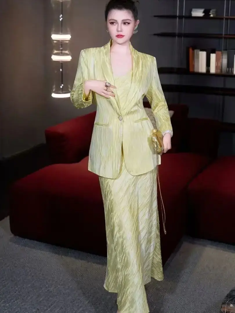 

Элегантный импортный костюм из ацетата с длинными рукавами, состоящий из двух предметов, подчеркивающий изысканность.