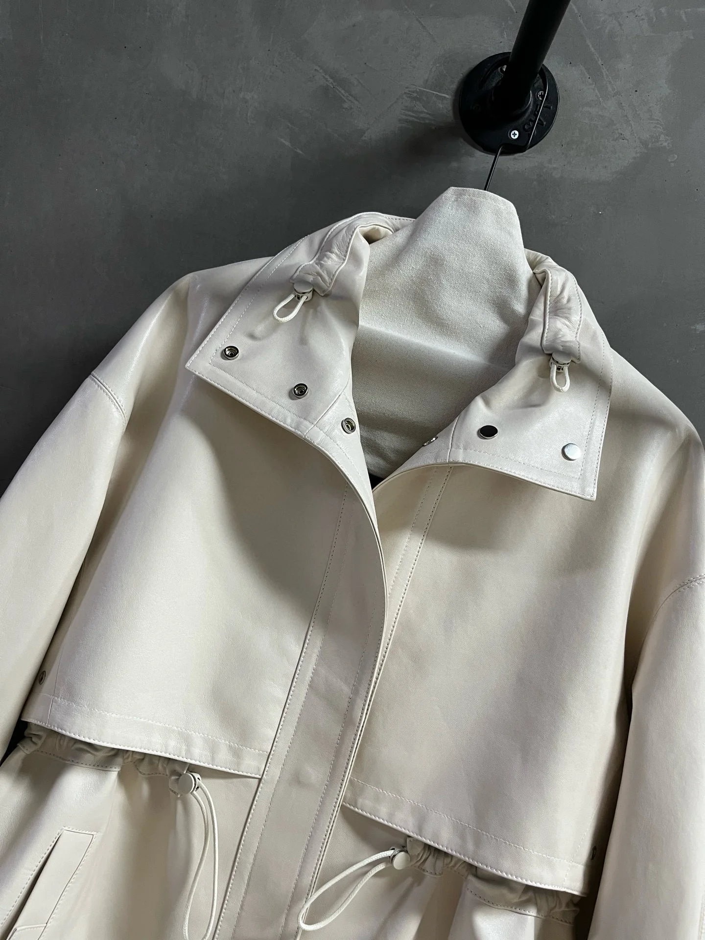 Elegante chaqueta de cuero genuino de otoño para mujer.