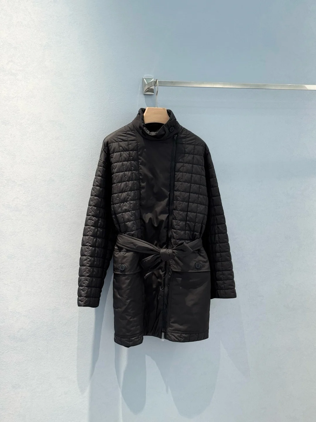 

2025 Early Autumn New High Quality Women's Black High Collar Coat Zipper Belt Quilted Coat Slim Fit Versatile