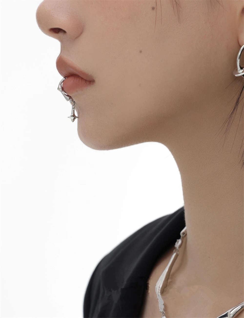 HUANZHI 2022 New Hip Hop Punk Gyro Pendant Titanium Steel No Piercing Lips Clip For Women Men Gothic Party Body Accessories