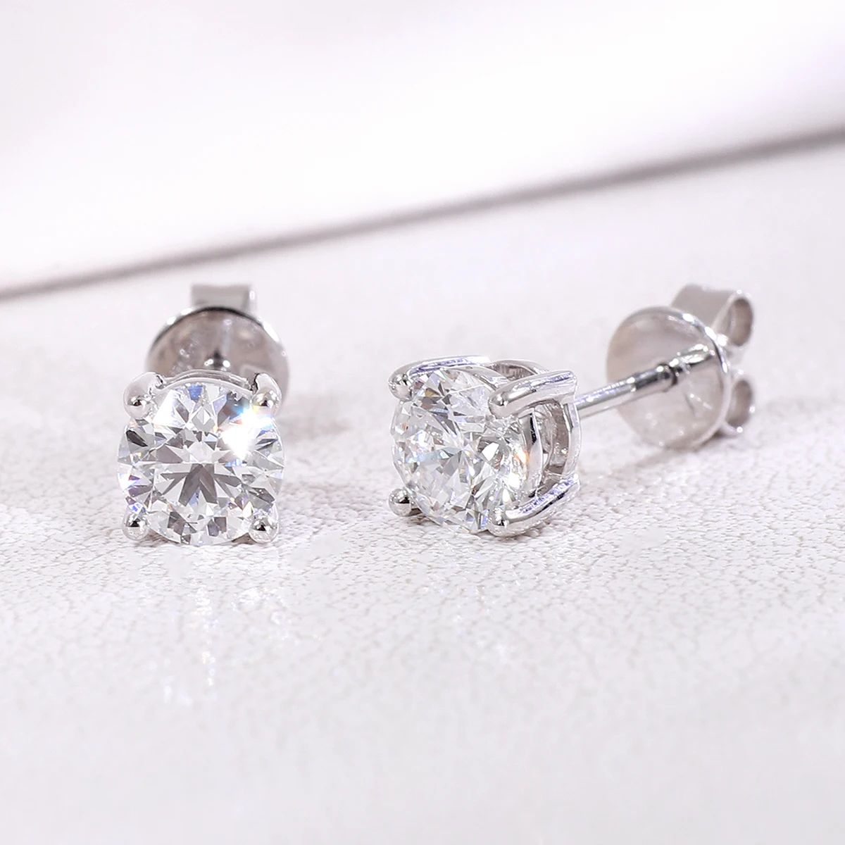 Orecchini a lobo con diamante - Diamond Stud Earrings recensione e prezzo