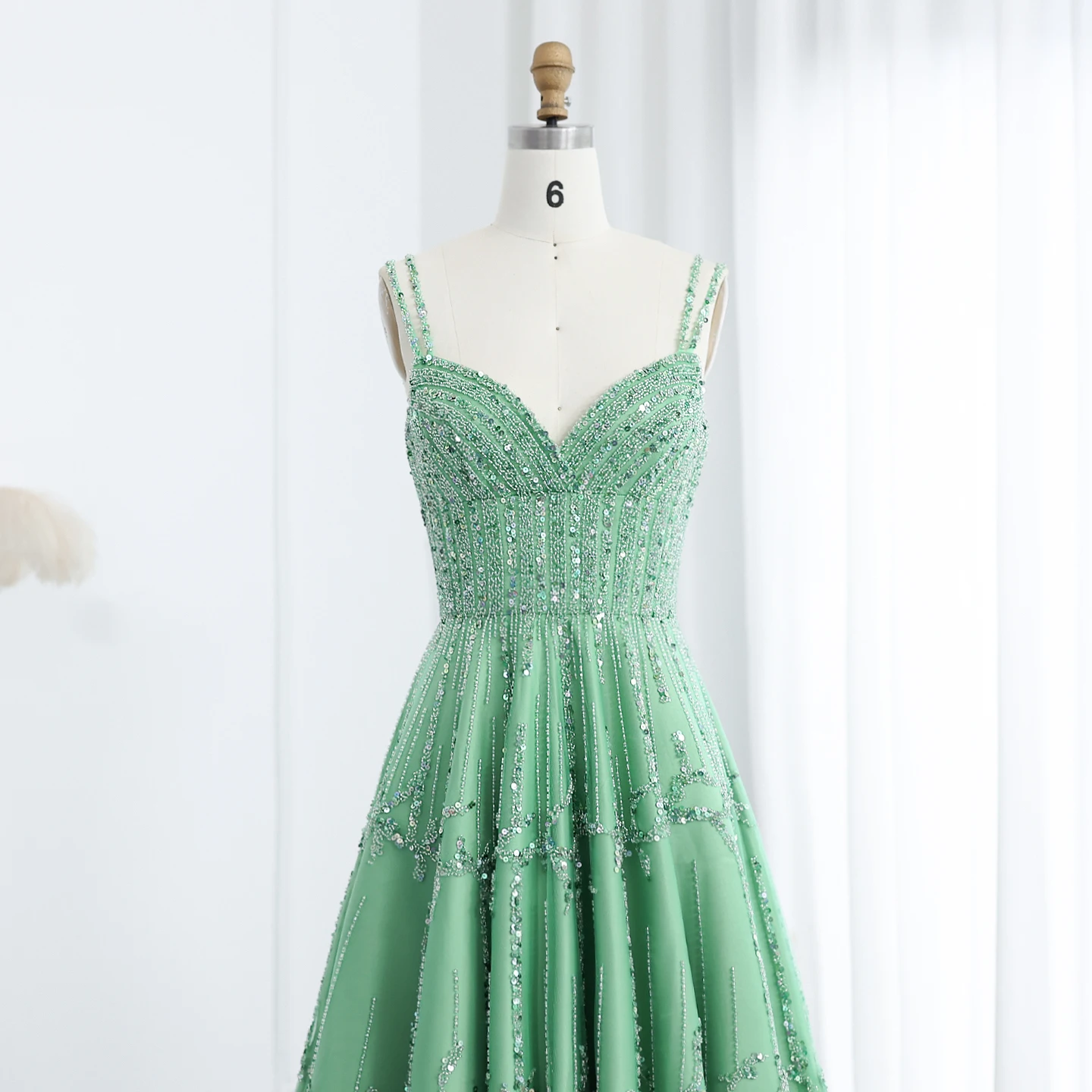 Sharon Said Luxuriöses, perlenbesetztes, grünes, elegantes Abendkleid im Spaghetti-Stil für die Hochzeitsfeier der Frauen in Dubai 2026, SS225, maßgeschneidert. – Detail 12