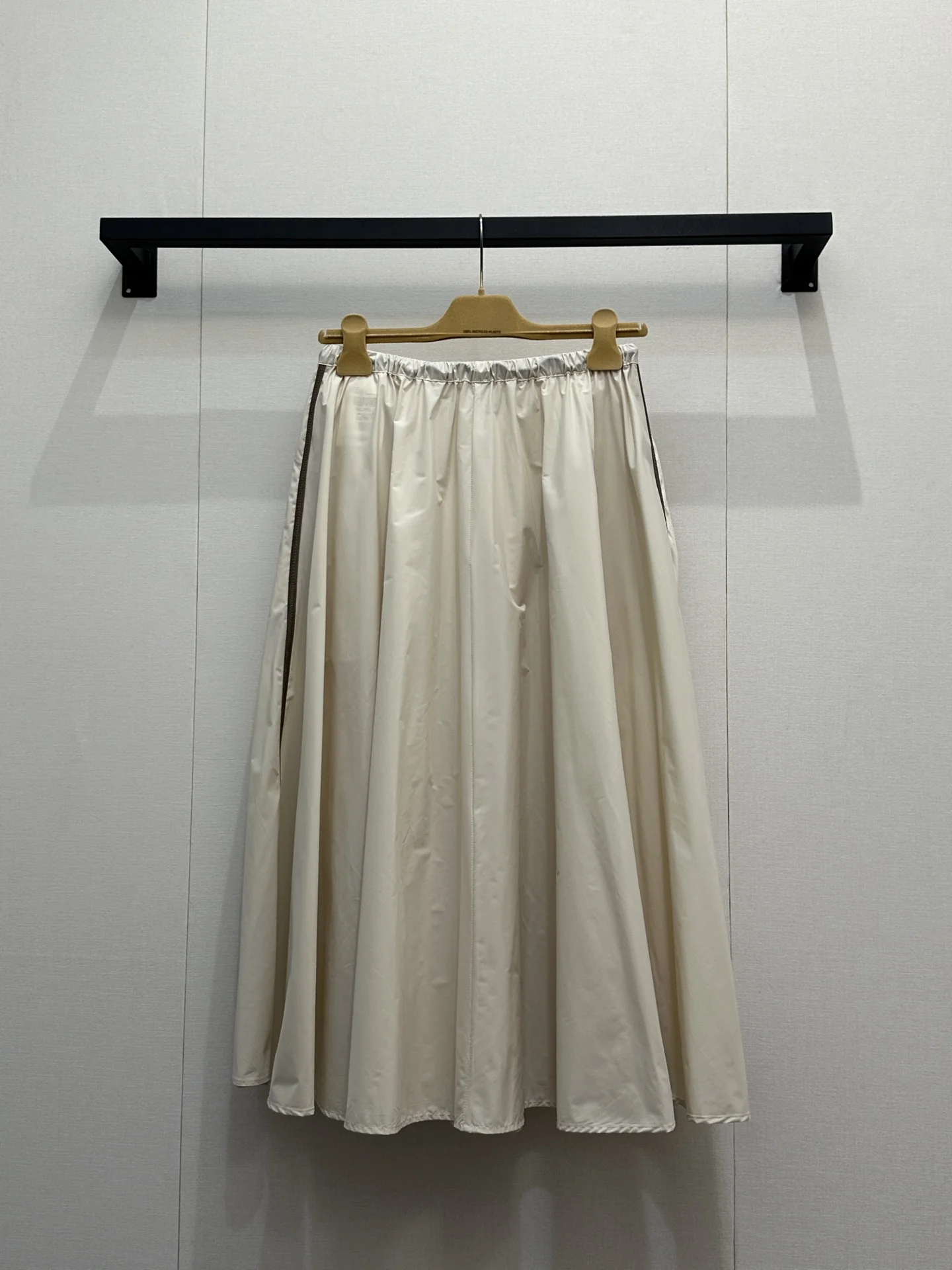 

Новая модель юбки-миди А-силуэта с поясом, высокой талией и цветочным принтом, коллекция ранняя весна 2026, высокое качество