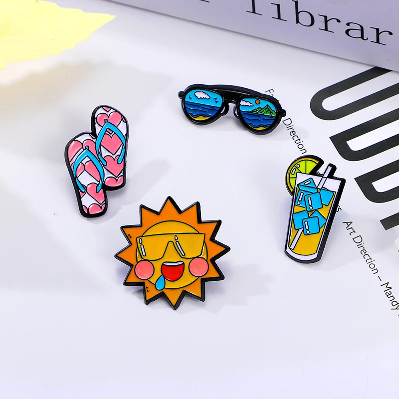 Broche en émail de dessin animé Cool Summer Denci, lunettes de soleil créatives, tongs de jus de soleil, sac à dos, accessoires vestisens, insigne d'épinglette