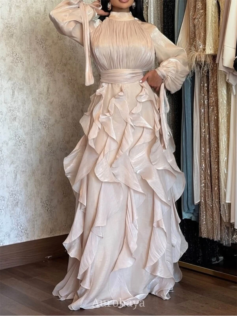 Sansa Personalizzato Collo Alto A-Line Manica Lunga Multistrato Pieghe Abito da ballo Elegante Abiti da Noche Pavimento-Lunghezza Serata Formale