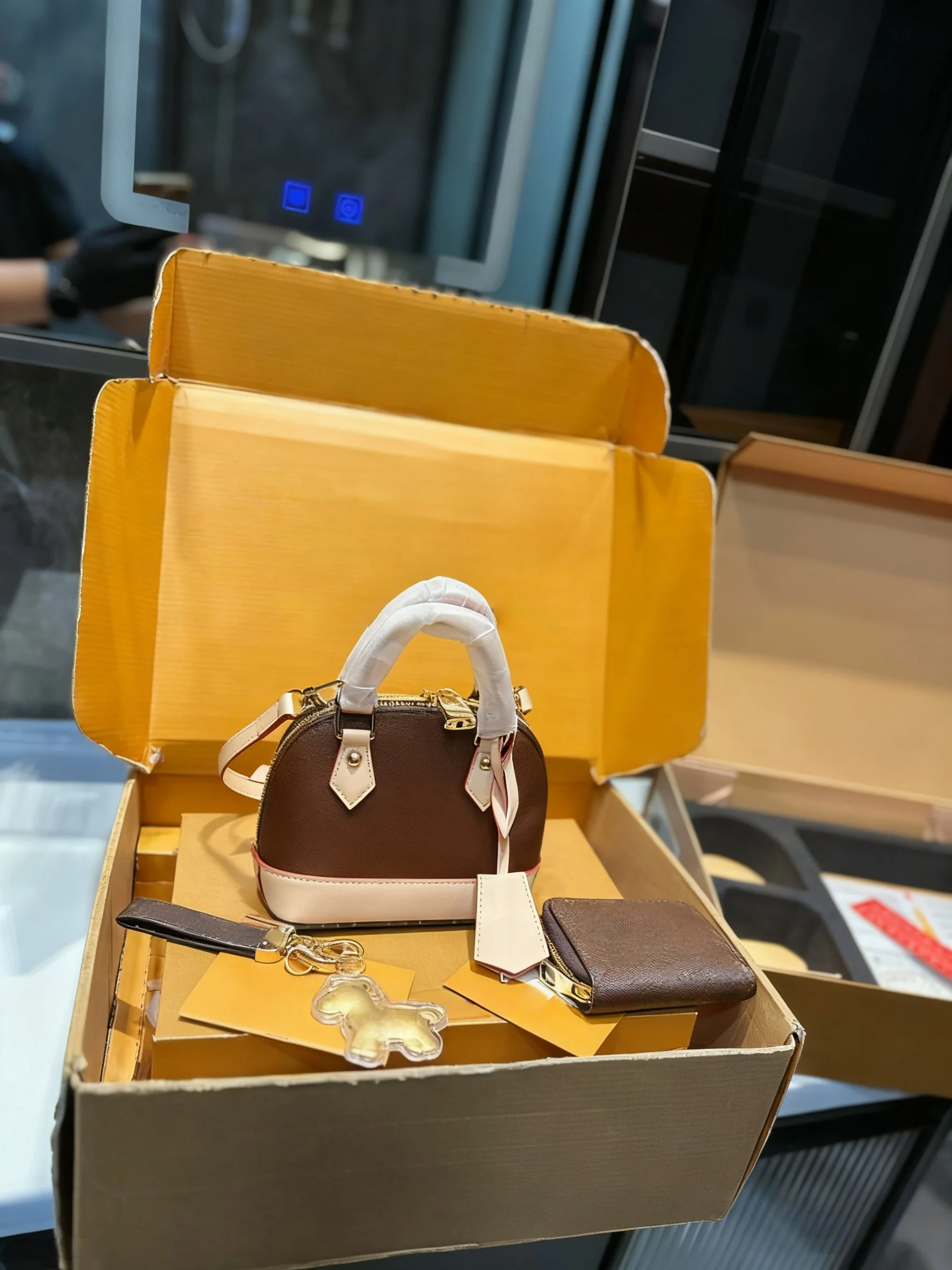 

2025 New SIZE: 17x8x13 CM Fashionable Versatile bags leather cherry Portable can be carried on the shoulder no boxes