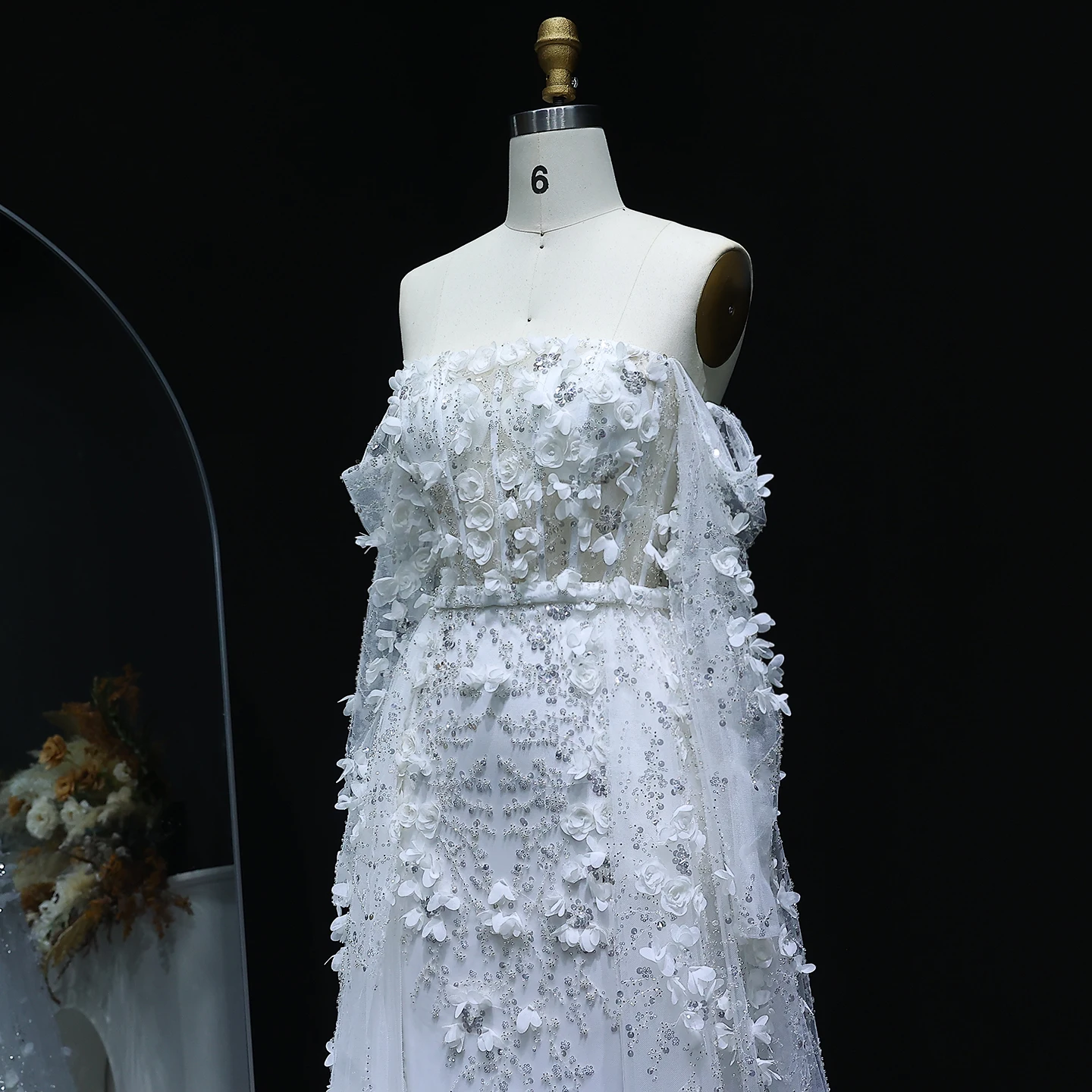 Sharon Said 3D-Blumen-Flieder-Luxus-Abendkleid aus Dubai mit Überrock in Flieder für arabische Frauen, Hochzeitsfeierkleid SS352, maßgeschneidert – Detail 23