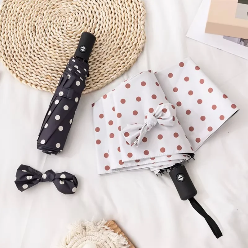 مظلة ثلاثية الطي بسيطة وأنيقة باللونين الأبيض والأسود منقطة ومظلة شمسية صغيرة أوتوماتيكية بالكامل للحماية من الأشعة فوق البنفسجية