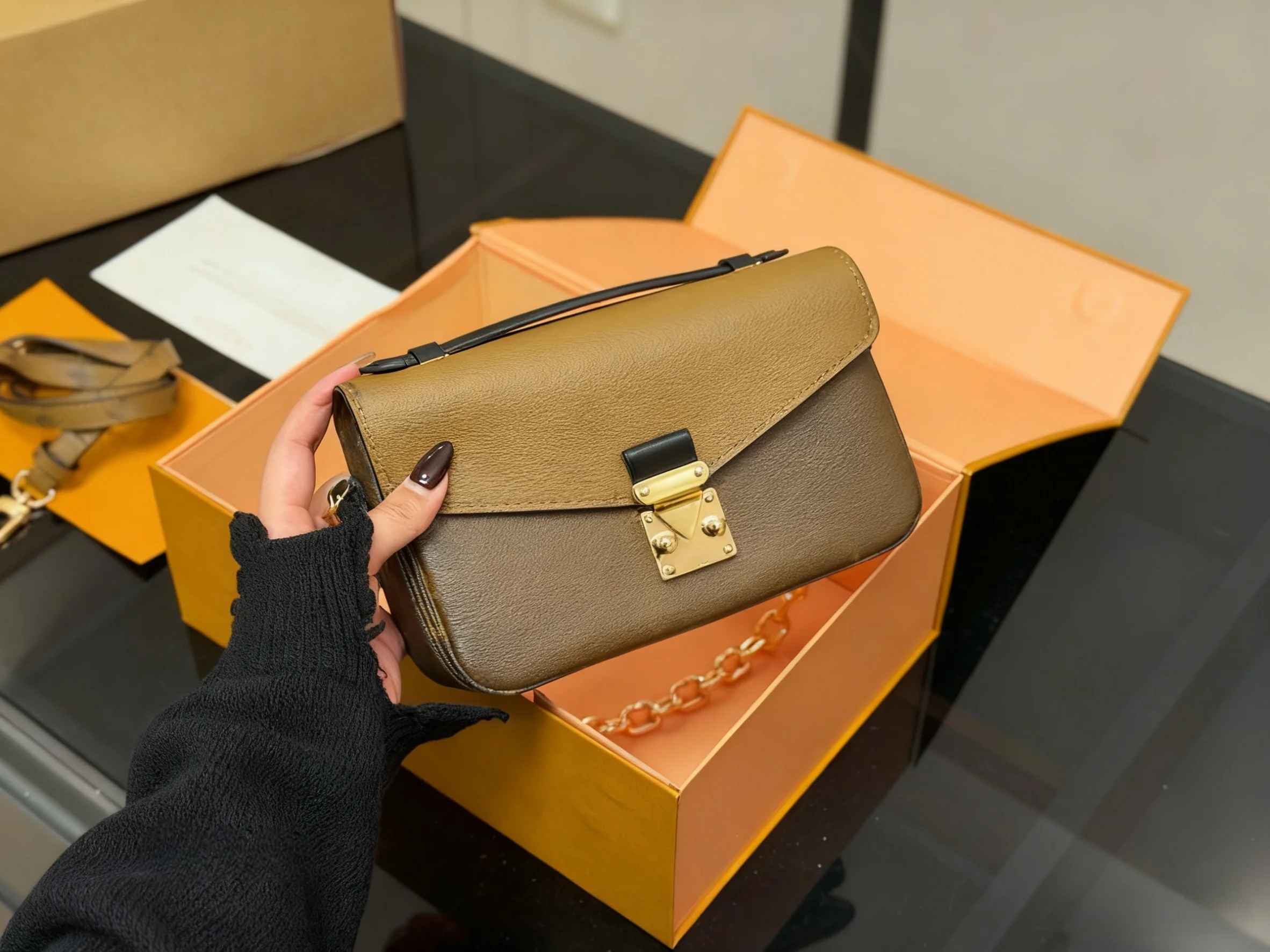 

2025 New SIZE: 21 CM Fashionable Versatile bags leather Portable can be carried on the shoulder no boxes