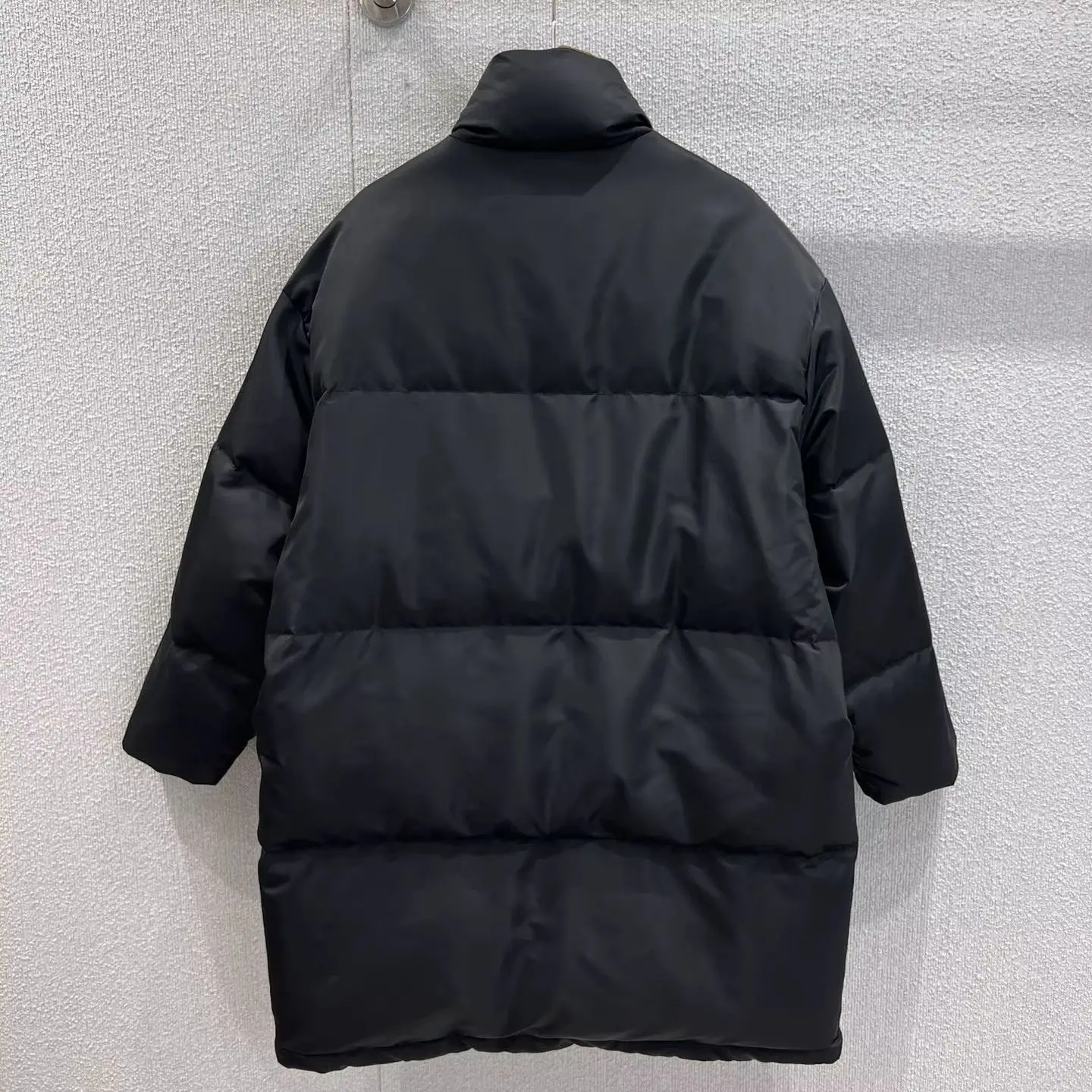 سترة جديدة لخريف وشتاء 2025 كبيرة الحجم متوسطة الطول بألوان متباينة باللون الأسود