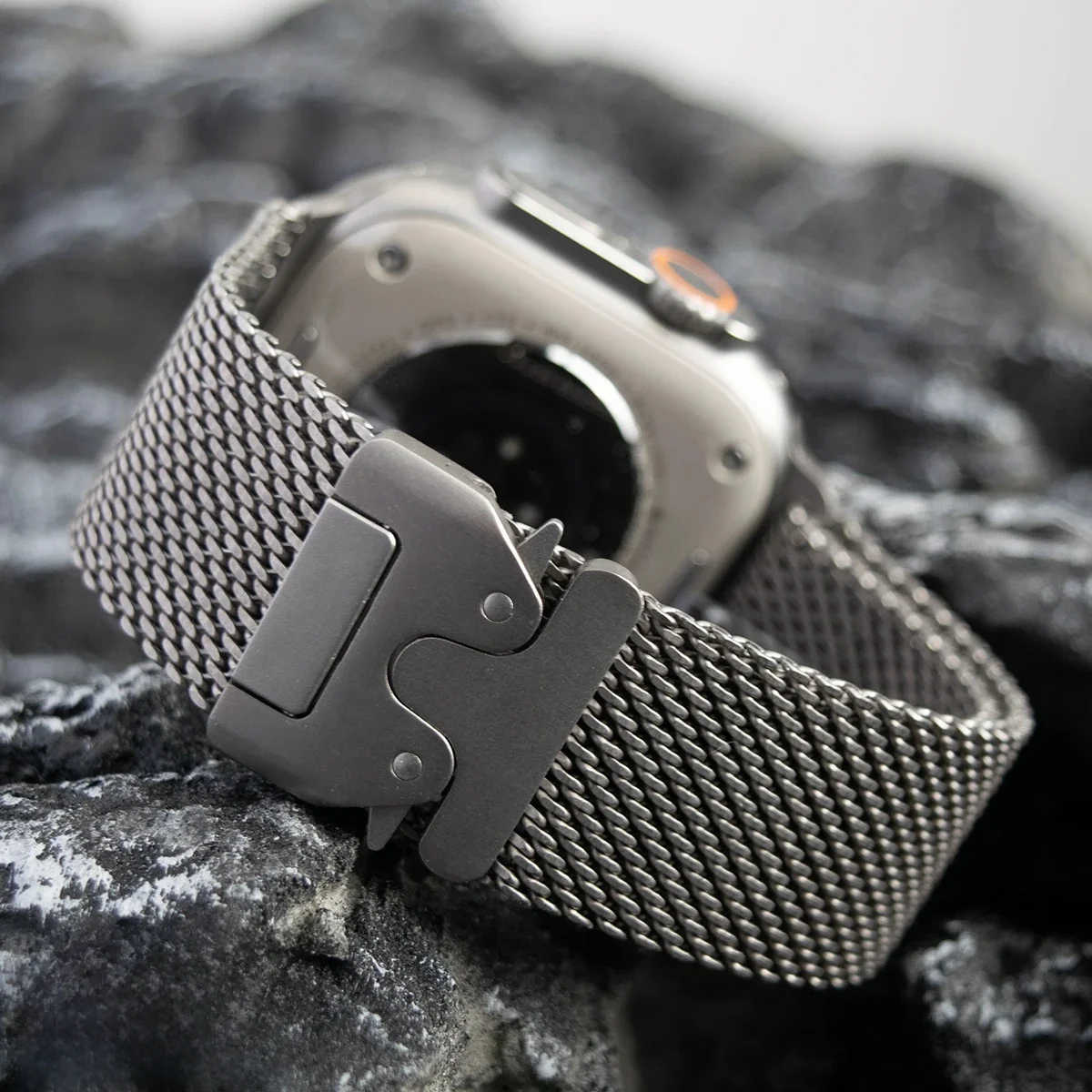 Pasek z tytanu do Apple Watch Ultra 4/3/2 49 mm, seria iWatch 12, 11, 10, 9, 8, naturalny tytan, pasek typu Milanese Loop, zapięcie typu „parachute”. — 2