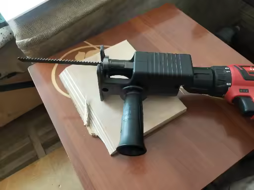 Cliente mostrando el adaptador de sierra FORGEX™