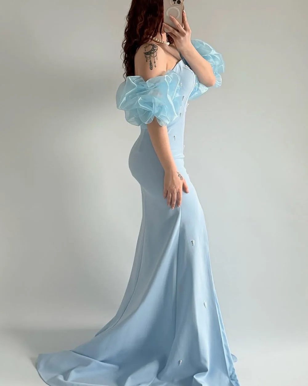 Msikoods ที่กําหนดเองสีแดงชุดสําเร็จการศึกษา Puffy Sleeve ปิดไหล่ Elegant Slit พรหมชุดลูกปัด Mermaid ชุดราตรีอย่างเป็นทางการ