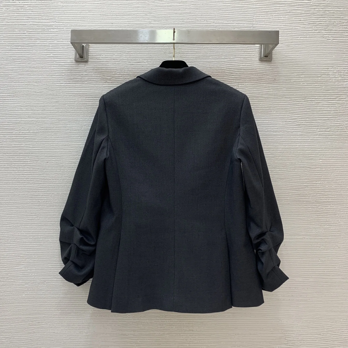 

New wool blend cuffs with pleat design, one button door brooch decoration, fashionable commuting versatile suit jacket