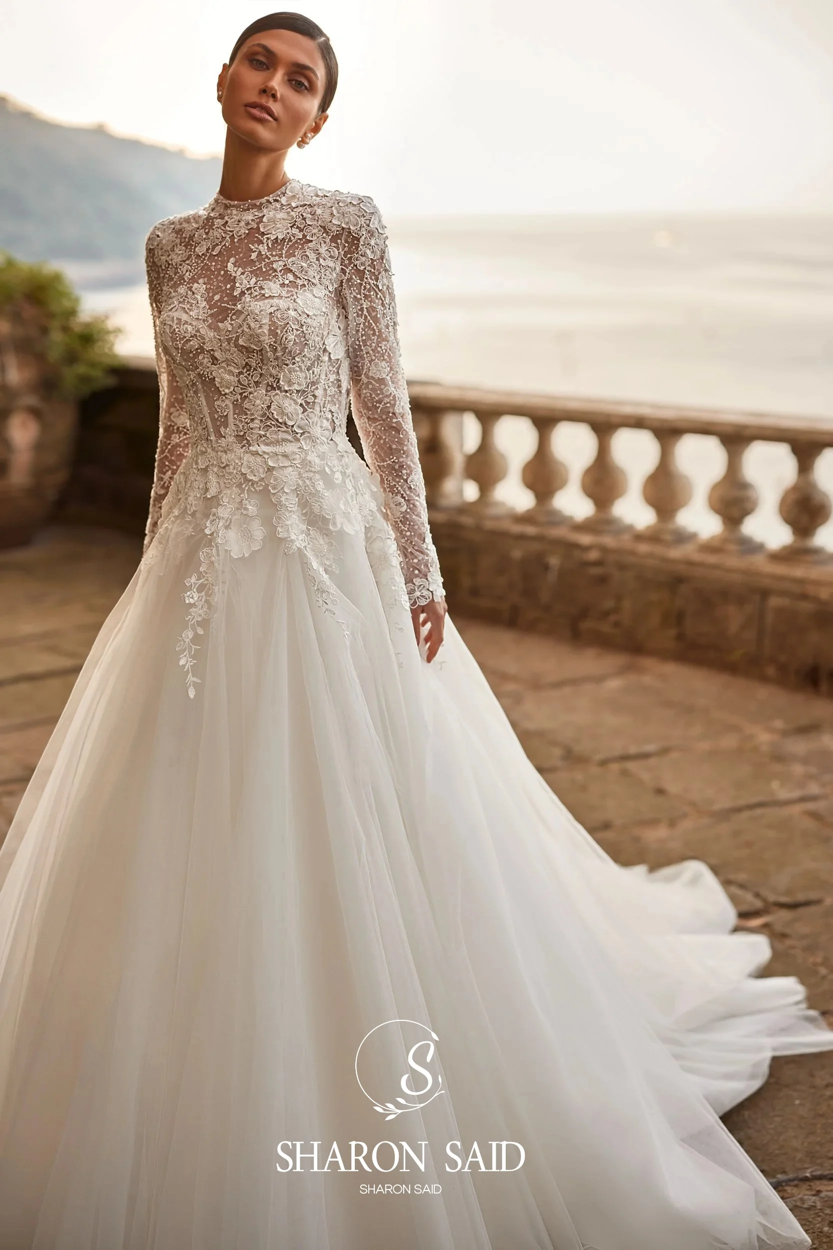 シャロンは2025年エレガントなハイネックAラインチュールウェディングドレスヴィンテージロングスリーブオフホワイトパールブライドガウンSW499カスタマイズと言った。