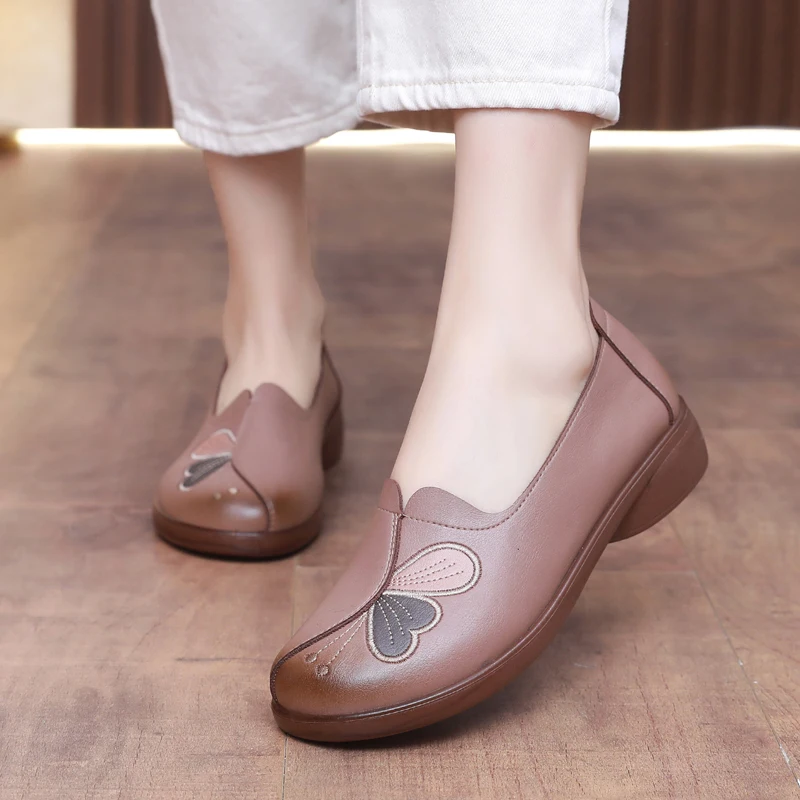 2025 printemps nouvelles femmes chaussures en cuir décontractées édition coréenne petites chaussures simples mode chaussures pour femmes léger à semelles souples Comf