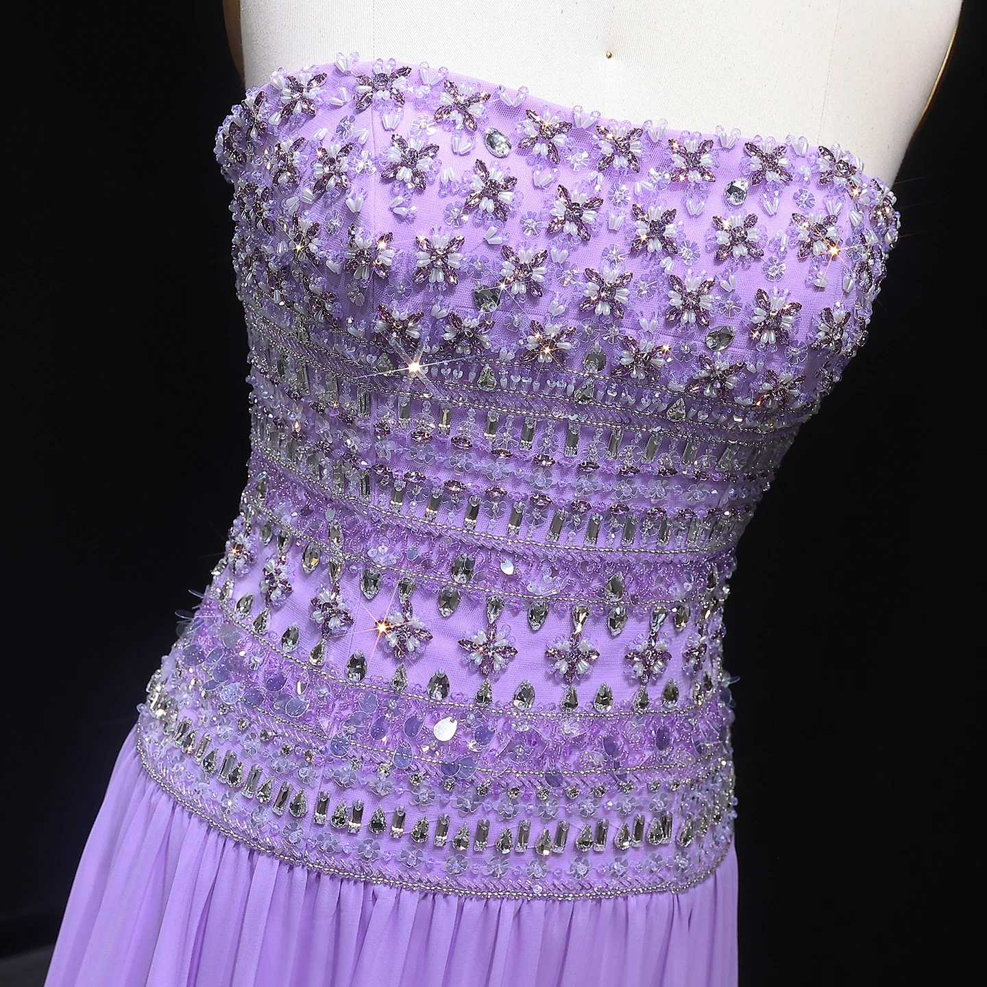 Sharon Said Funkelndes Fliederfarbenes Perlenbesetztes Plissiertes Chiffon-Abendkleid mit Fließendem Schal Dubai Saudi Hochzeitsfeier SS539 Maßanfertigung – Detail 10