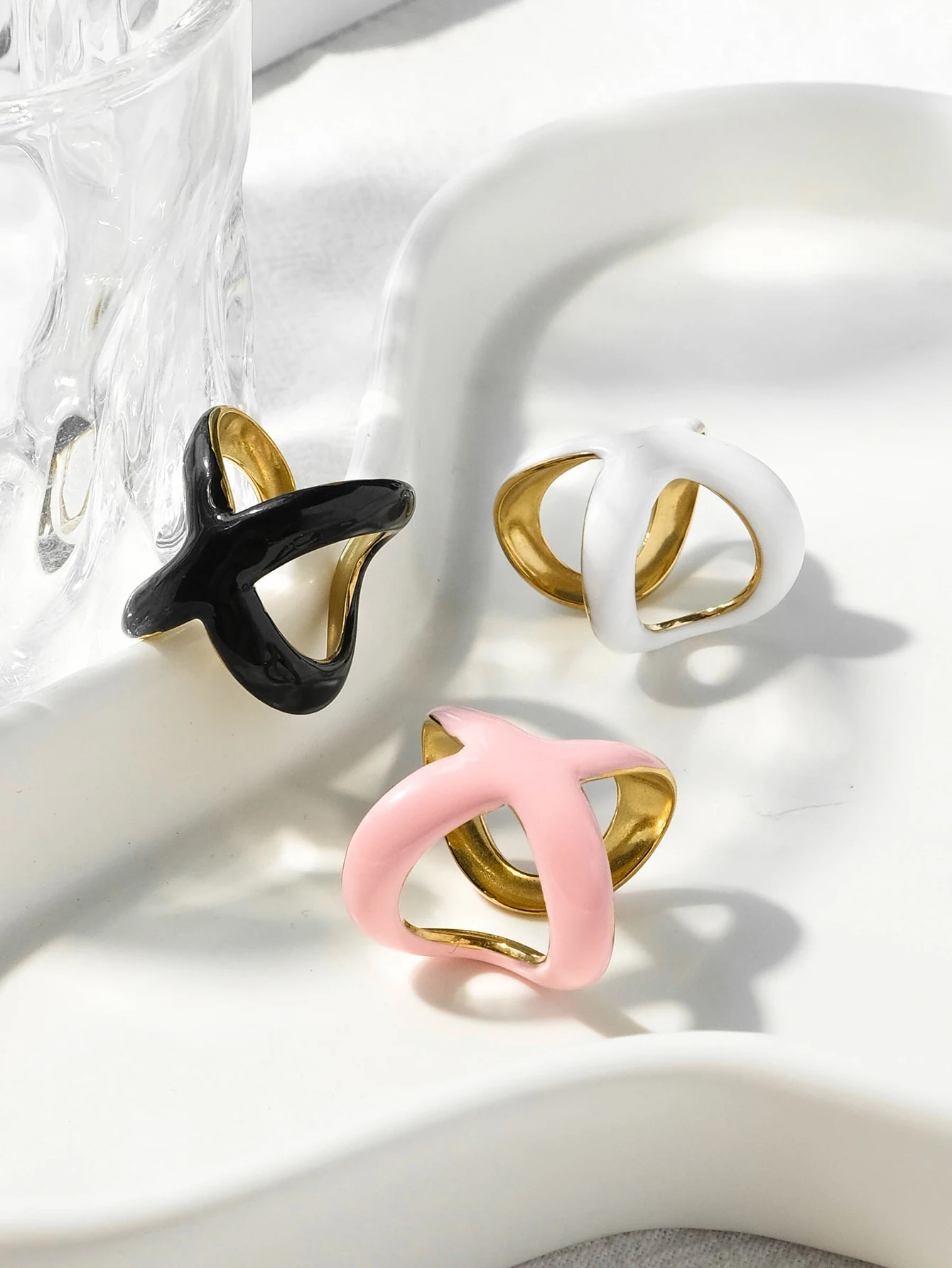 A pair of French retro fashion stainless steel women's gold-plated X-shaped oil drop rings suitable for daily commuting，dating