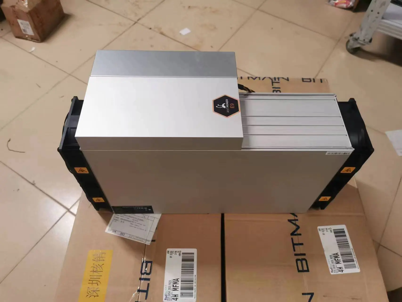 Antminer E9 (2.4Gh/2.1Gh) จาก Bitmain Mining EtHash อัลกอริทึมพร้อม Hashrate 2.4Gh/S รวม1920W